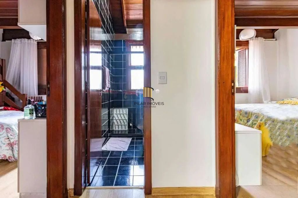 Casa com 4 dormitórios, suíte, piscina e 4 vagas.