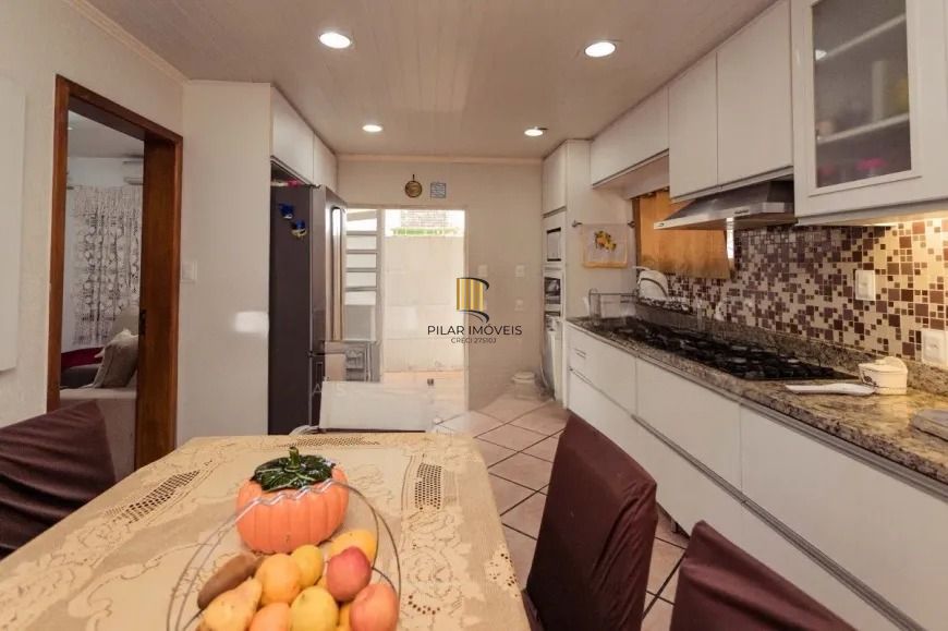 Casa térrea  com 200m² privativos, 3 quartos, Rua Sylvio Sanson - Sarandi