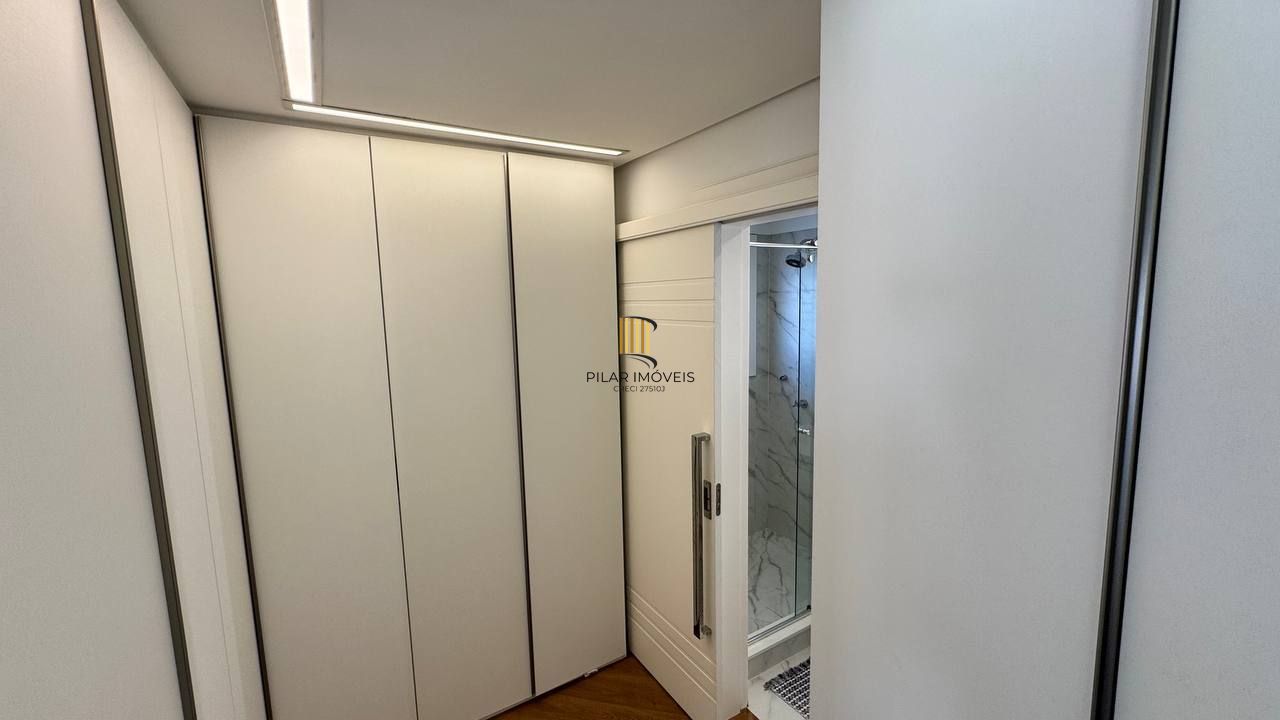 Amplo apartamento com 3 suítes, lavabo, lareira e 2 vagas individuais.