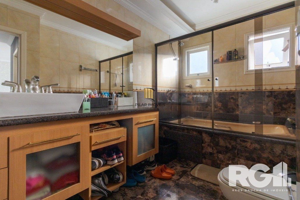 Casa em Condomínio com 3 Suítes, Espaço Gourmet e 5 Vagas de Garagem