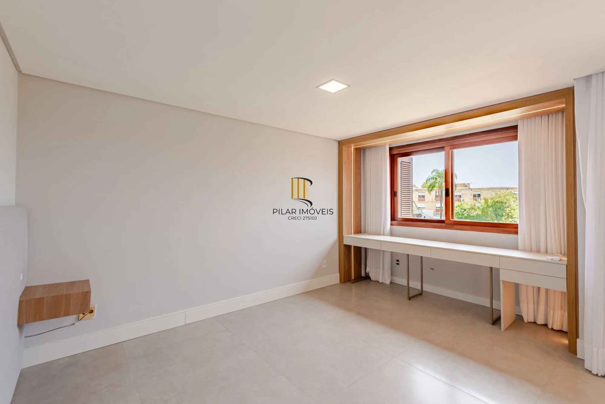 Casa em condomínio com 3 dormitórios, suíte e 3 vagas.