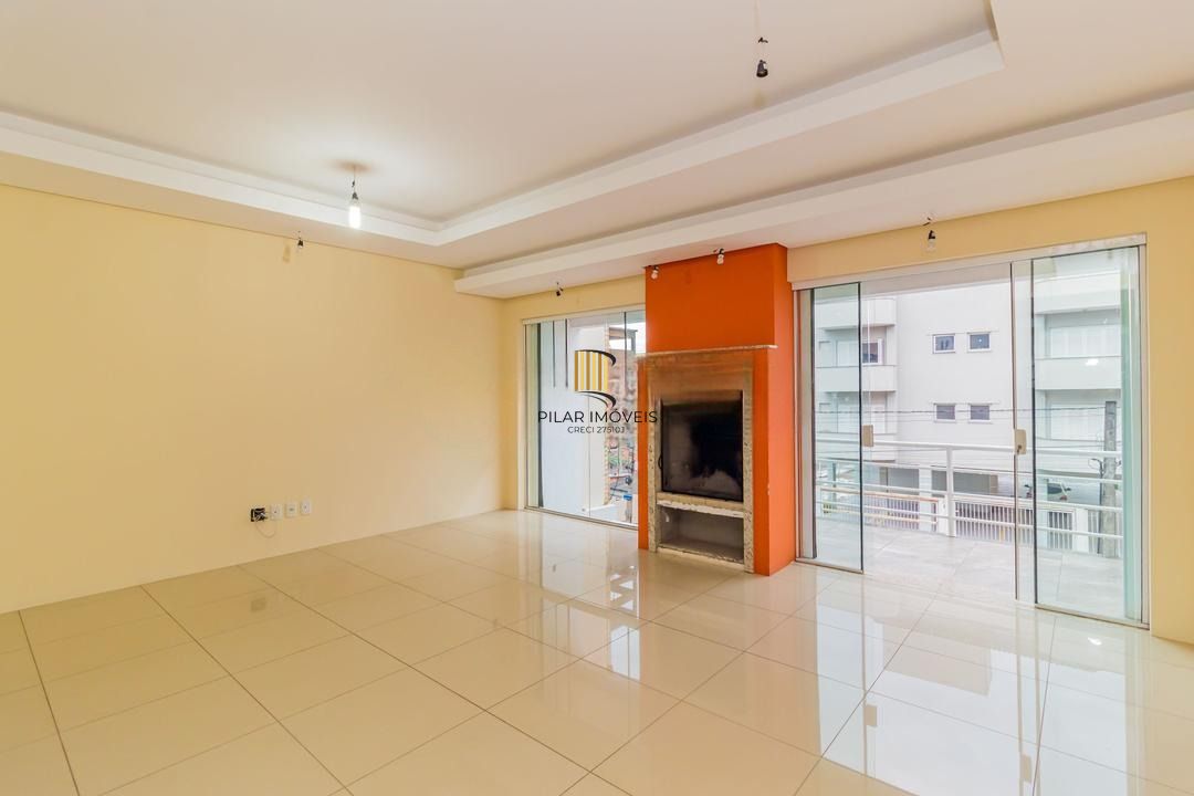 Casa com 3 dormitórios, suíte, lavabo e amplo pátio.