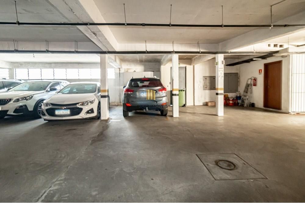 Apartamento com 3 dormitórios (sendo 1 suíte), 2 banheiros, lareira, churrasqueira e 2 vagas de garagem.