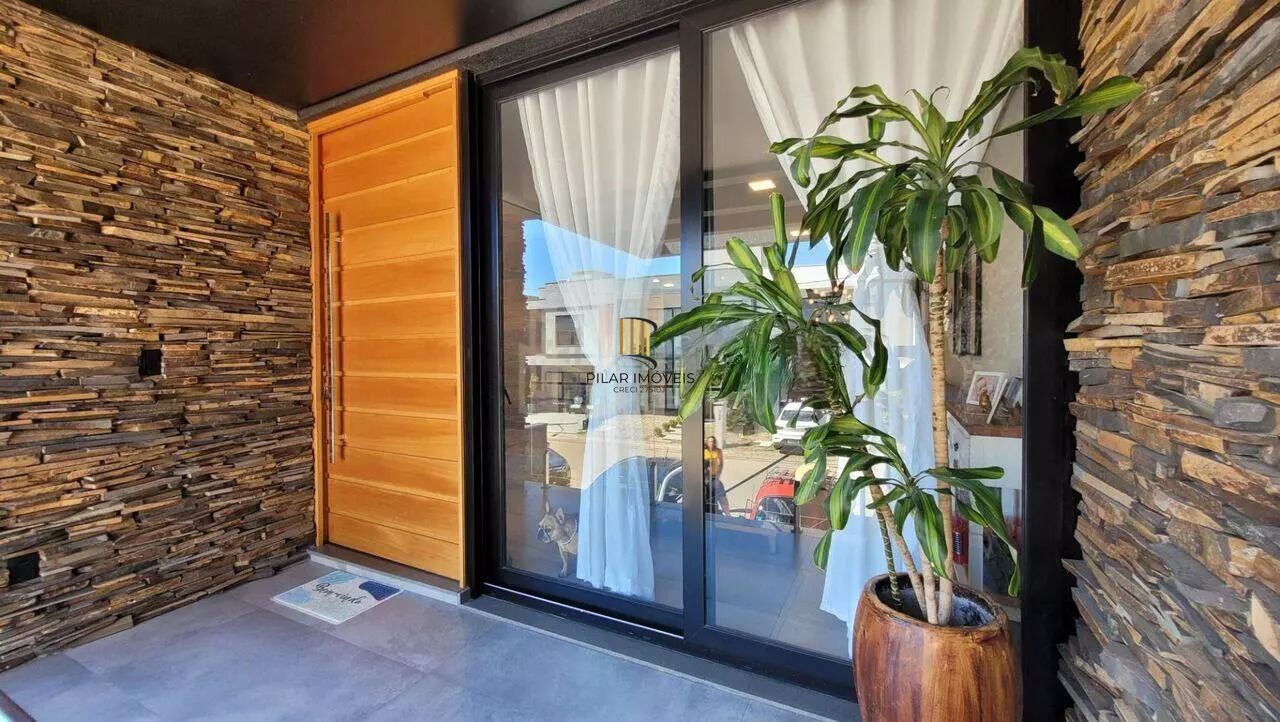 Casa em condomínio com 3 dormitórios, suíte e 2 vagas.