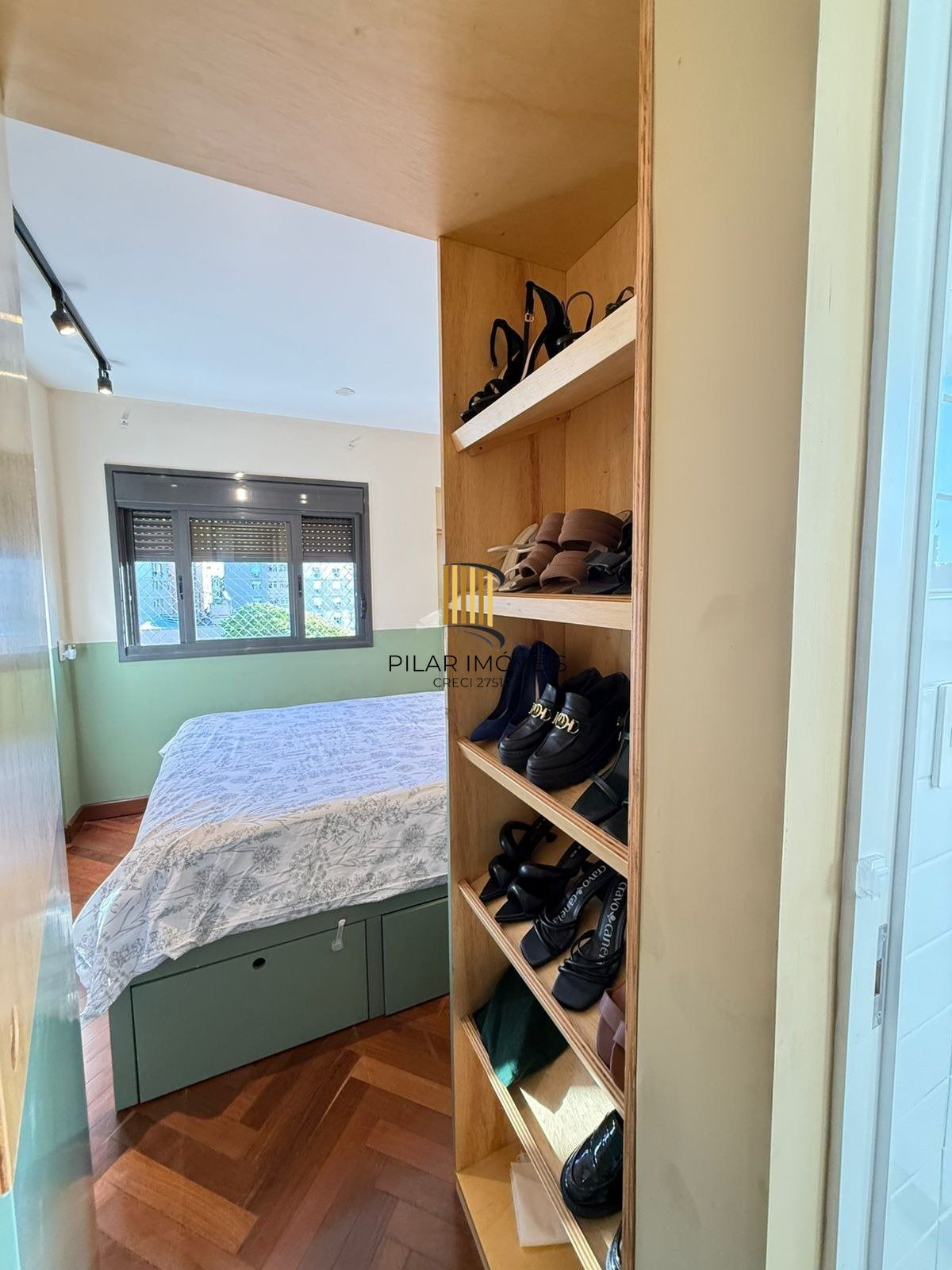 Apartamento com 2 dormitórios, suíte e churrasqueira.