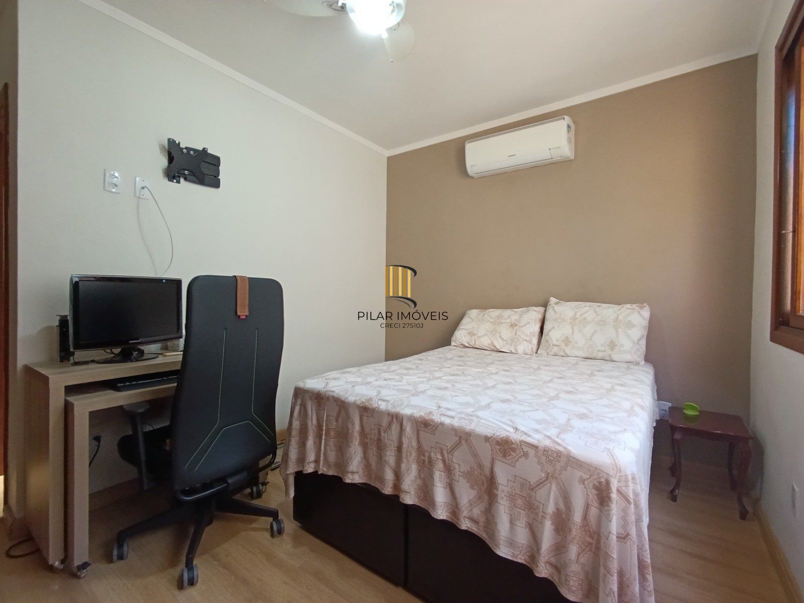Apartamento de 2 dormitórios com suíte, sacada e churrasqueira.