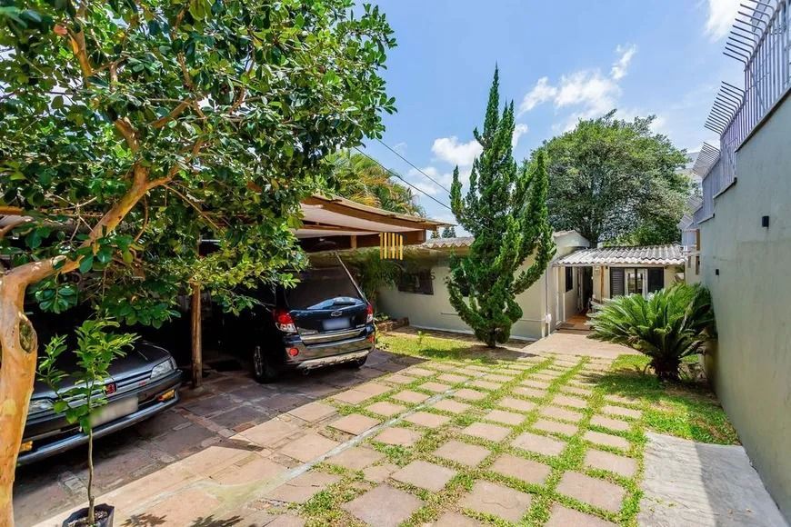 Casa térrea com 3 dormitórios, amplo pátio e 2 vagas de garagem cobertas.