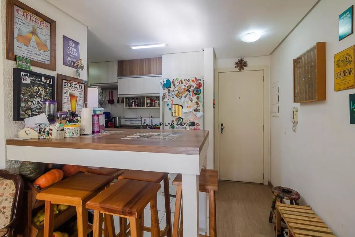 Apartamento com 2 dormitórios, suíte e churrasqueira.