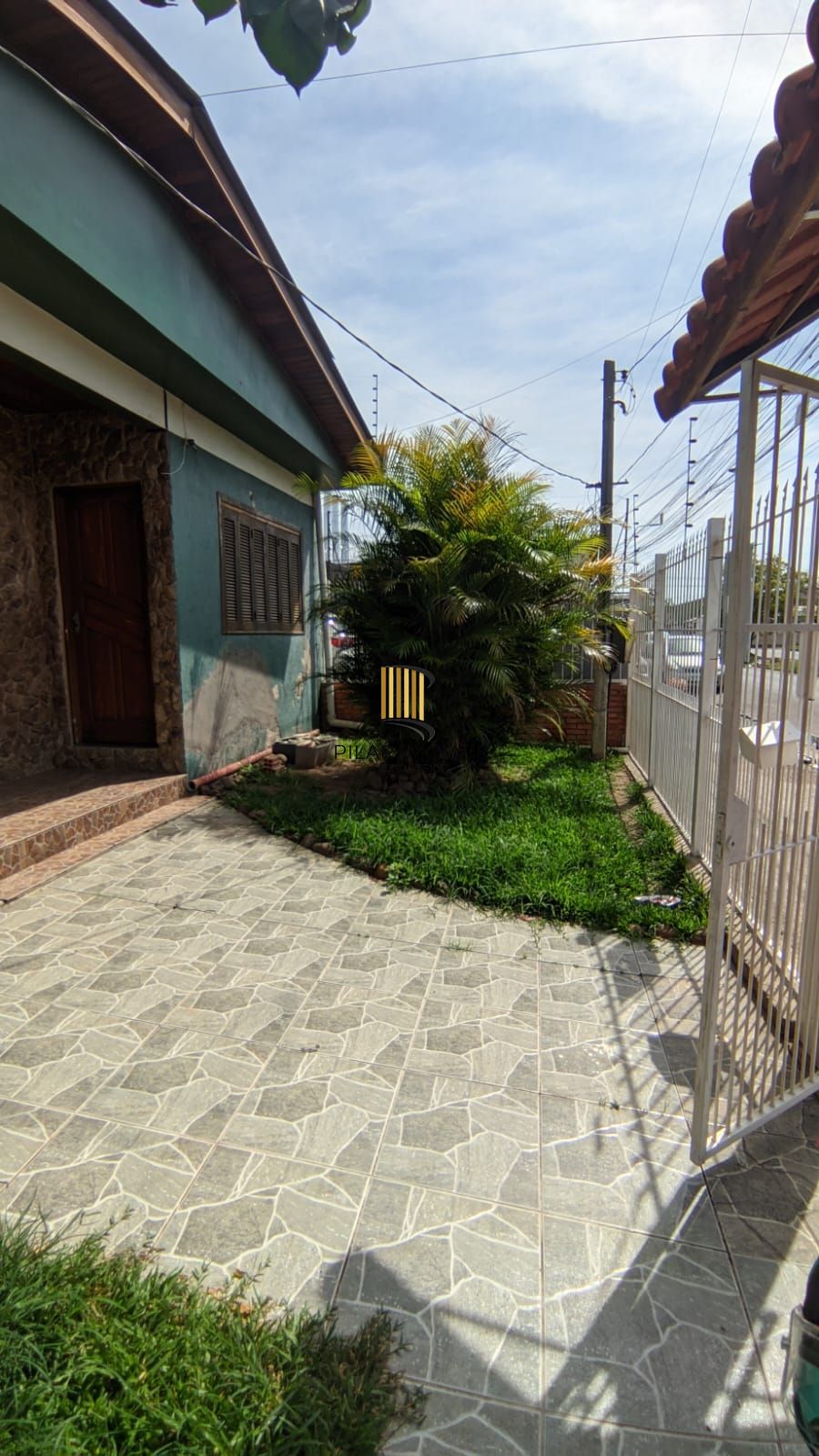 Casa à venda em Porto Alegre, Localizada na Avenida Vinte e Um de Abril, no bairro Sarandi