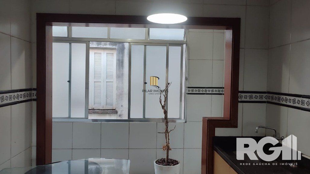 Apartamento a venda com 3 dormitórios, com sacada, de frente. Rua 24 de Outubro Auxiliadora.