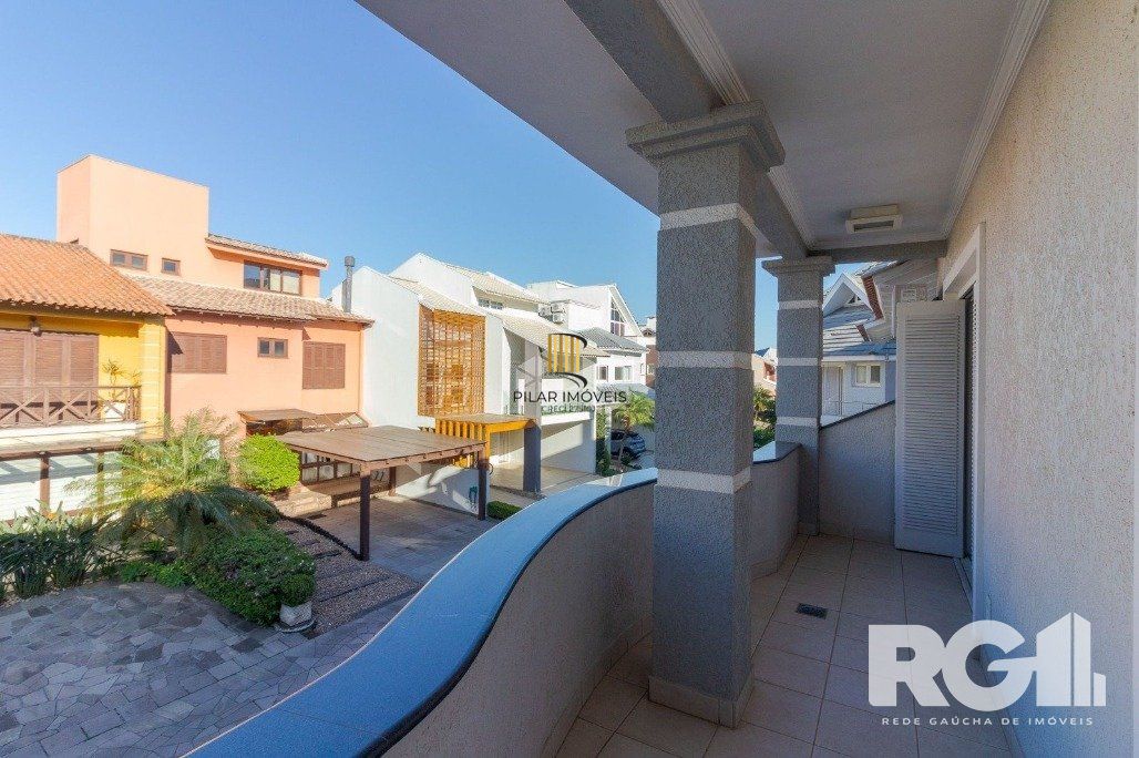 Casa em Condomínio com 3 Suítes, Espaço Gourmet e 5 Vagas de Garagem