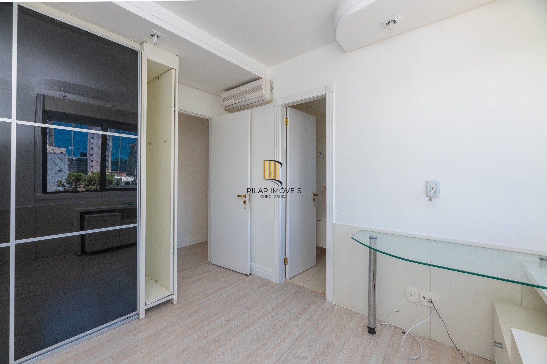 Com 169m² privativos, 03 suítes, 2 vagas na Rua Marques o Pombal- Moinhos de Vento
