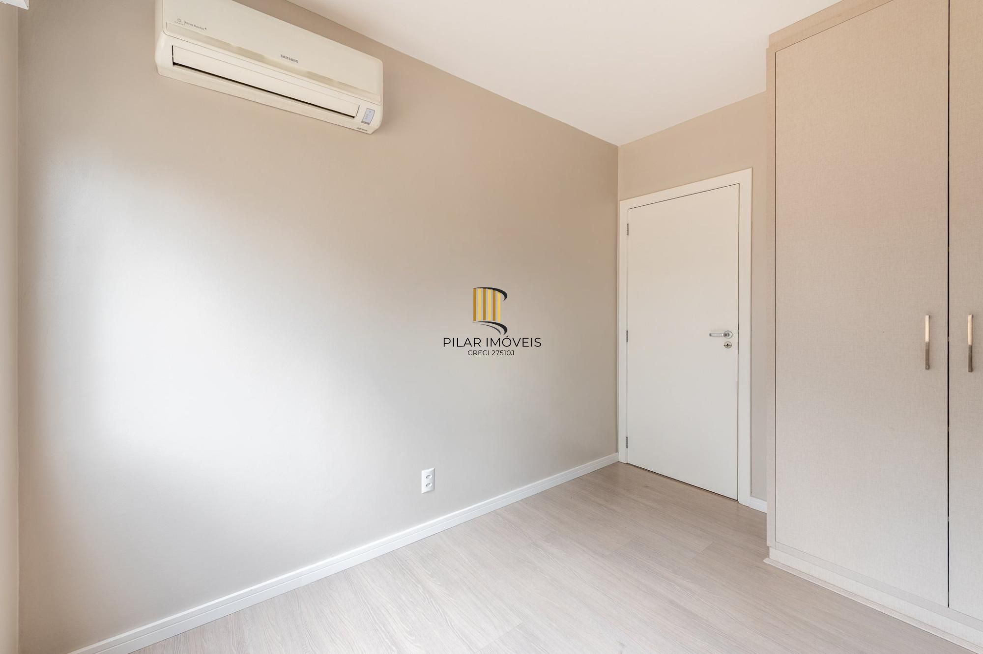 Apartamento 3 dormitórios, suíte, amplo living e vaga coberta.