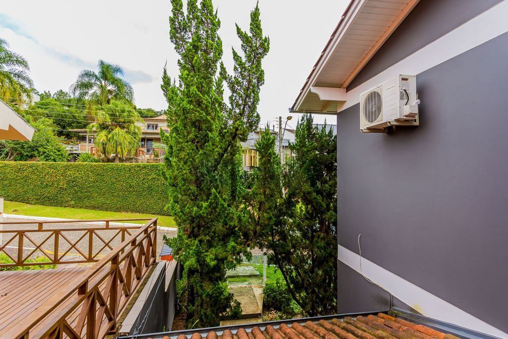 Casa em Condomínio com 3 dormitórios, suíte e 2 vagas cobertas.
