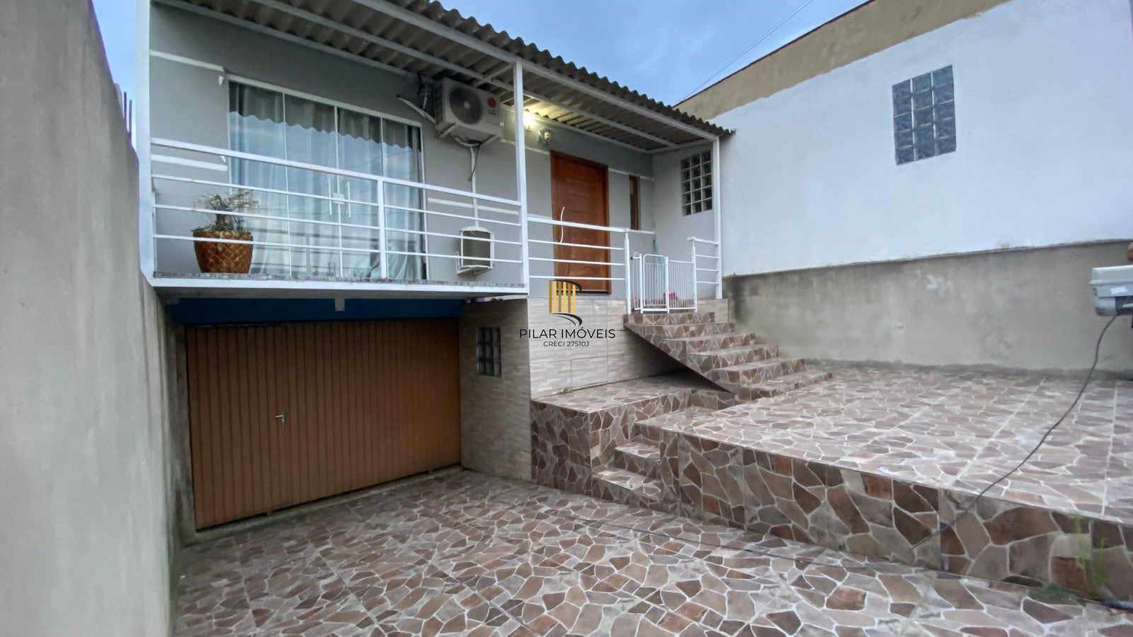 Casa térrea com 2 dormitórios, totalmente reformada.