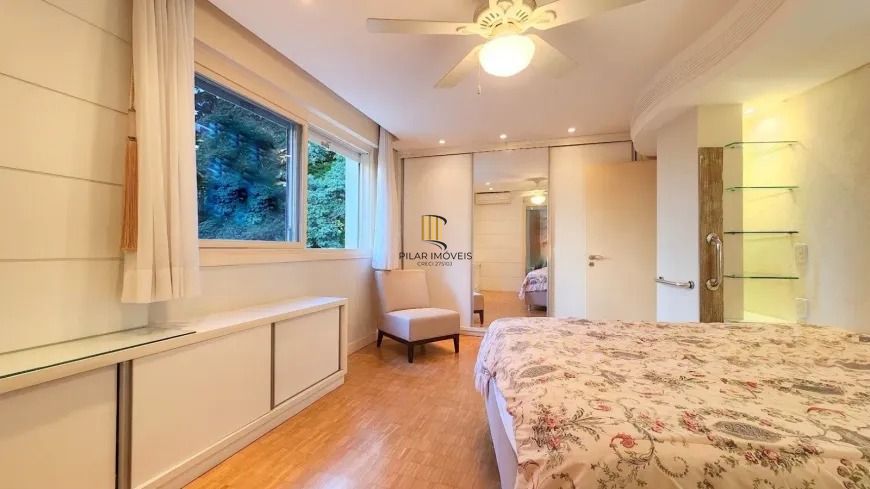 Apartamento 3 dormitórios, suíte, semimobiliado e duas vagas de garagem.