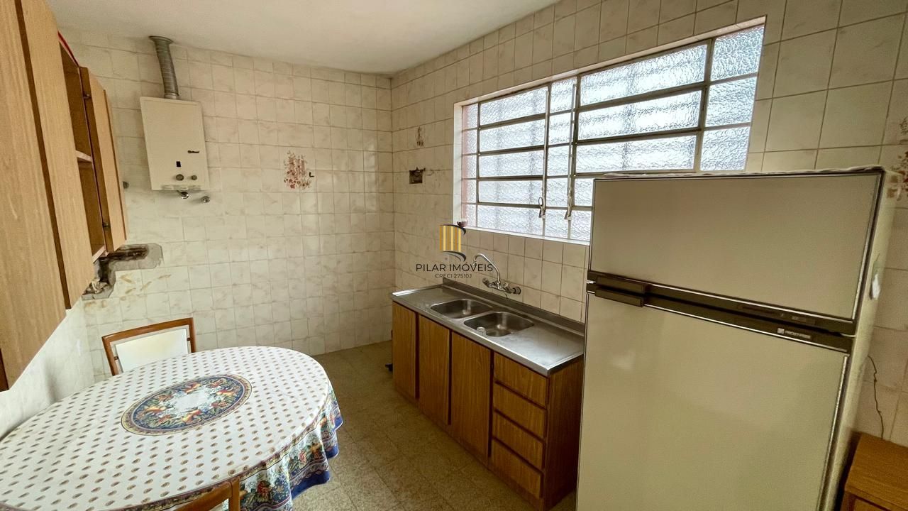 Casa com living integrado, churrasqueira e amplo terreno