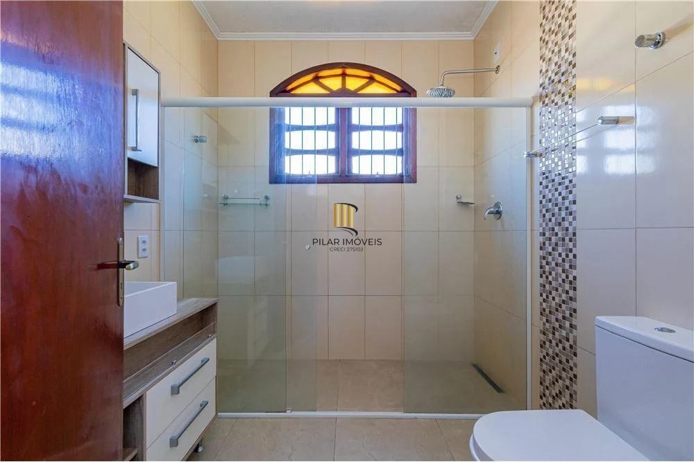 Ampla casa com 4 Dormitórios e Pátio na Zona Norte