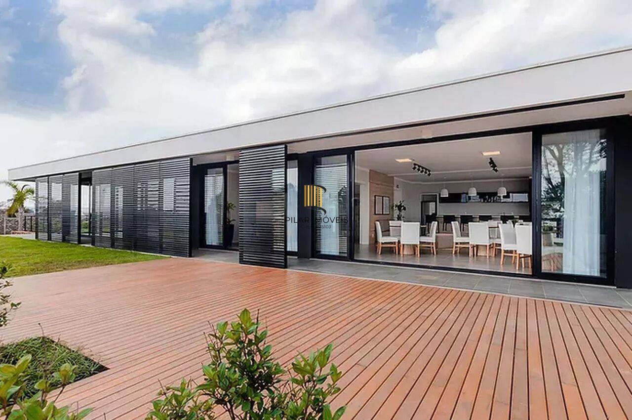 Casa em condomínio com 3 dormitórios, suíte e 2 vagas.