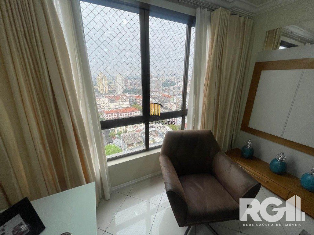 Apartamento com 3 dormitórios, 1 suíte, lavabo, 2 vagas cobertas, semimobiliado, churrasqueira e lareira.