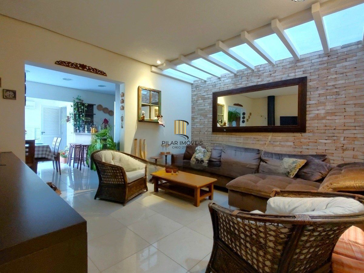 Casa com 4 dormitórios, espaço gourmet e terraço na Zona Norte de Porto Alegre