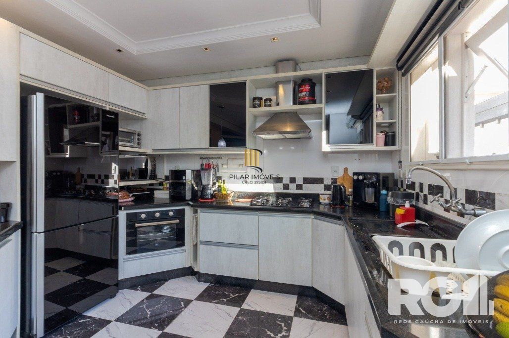 Casa em Condomínio com 3 Suítes, Espaço Gourmet e 5 Vagas de Garagem