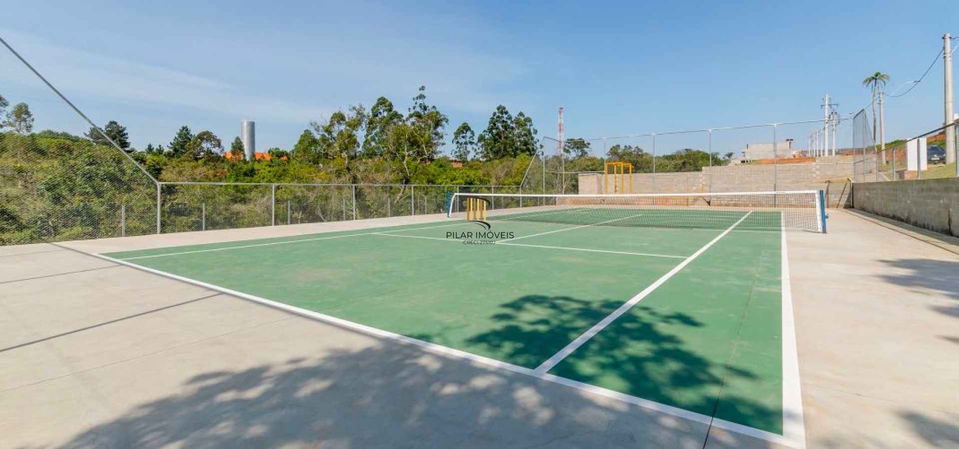 Casa em condomínio com 3 dormitórios, suíte e 2 vagas.