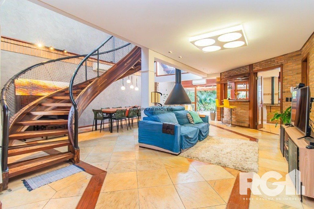Casa espaçosa com 3 dormitórios, pátio com piscina e 4 vagas