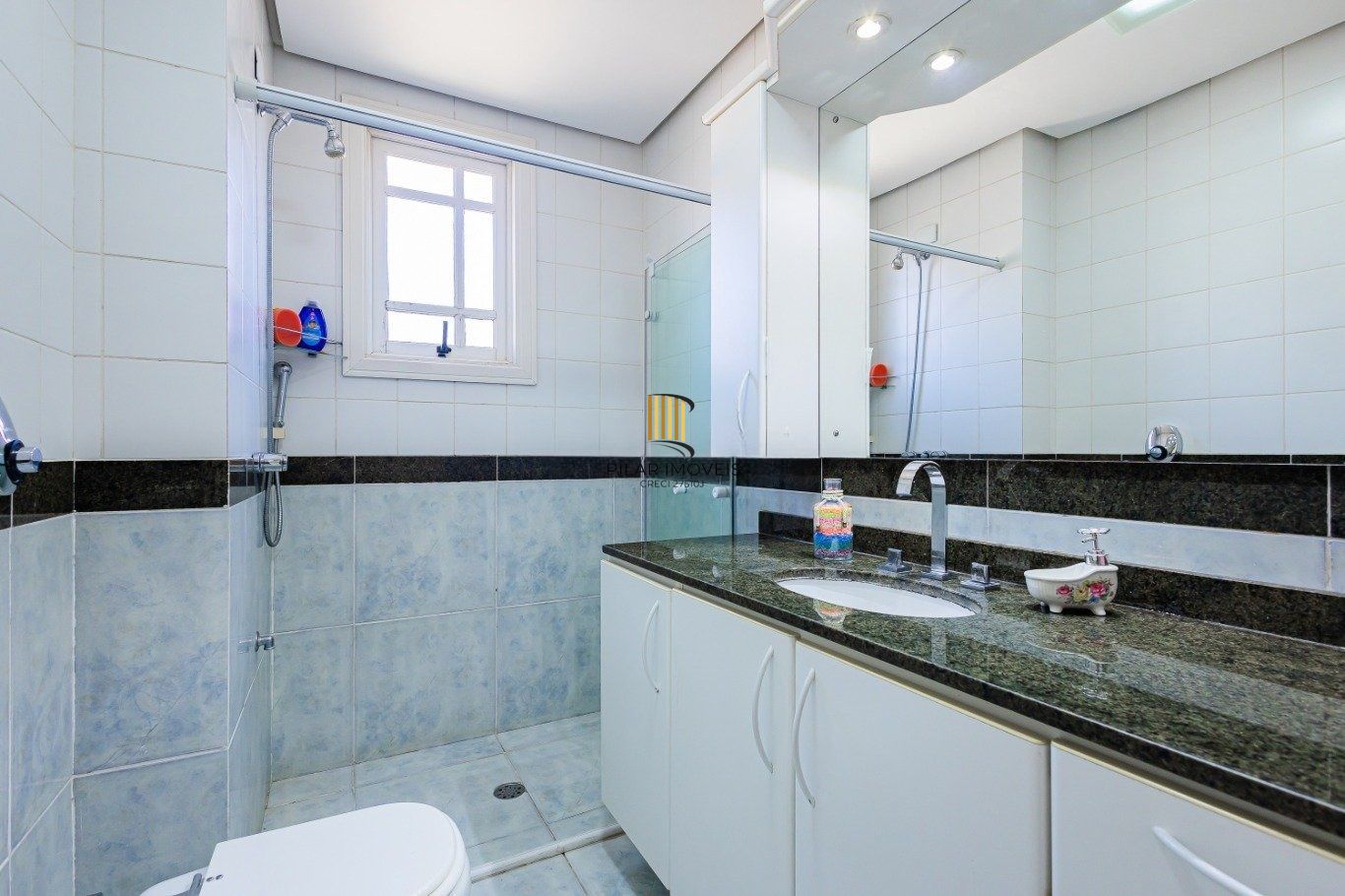 Amplo apartamento semimobiliado com lareira e 2 vagas