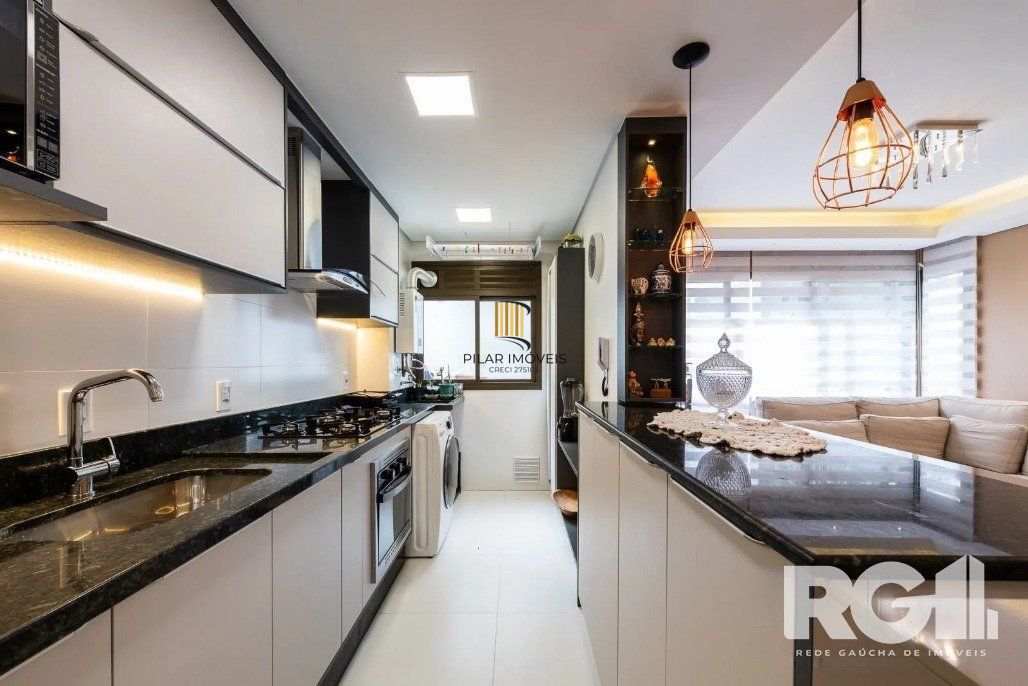 Apartamento de 3 dormitórios com suíte e churrasqueira, lavabo e 2 vagas de garagem.