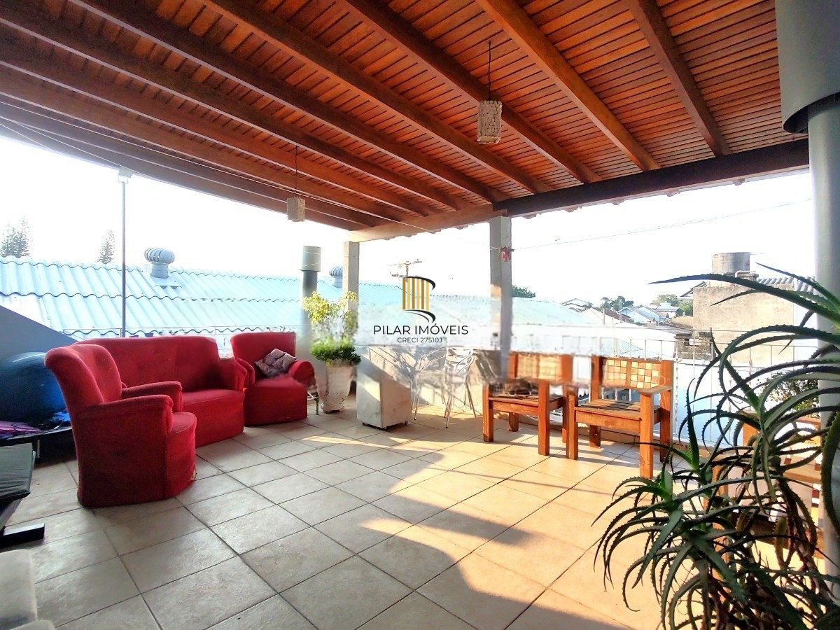 Casa com 4 dormitórios, espaço gourmet e terraço na Zona Norte de Porto Alegre