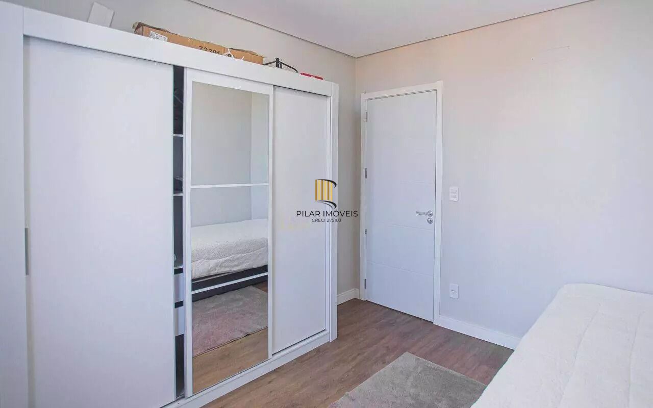 Casa em condomínio com 3 dormitórios, suíte e 2 vagas.