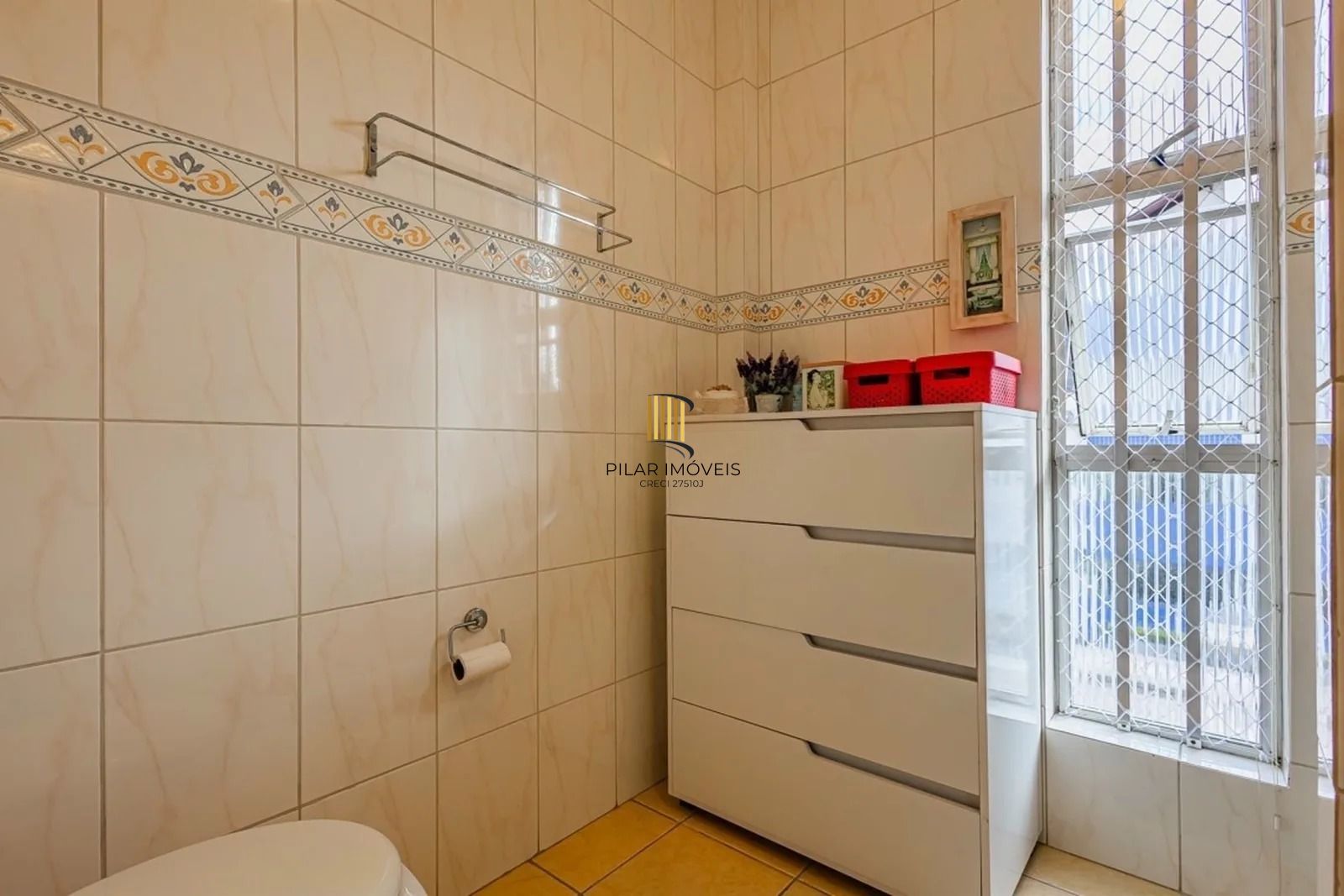 Apartamento de 2 dorm, 80m² privativos com vaga de garagem e elevador.