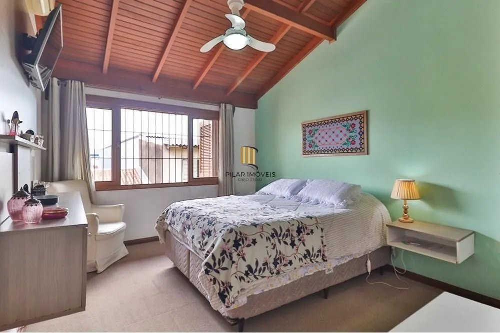 Casa térrea com 2 dormitórios, lavabo, espaço gourmet e 2 vagas.