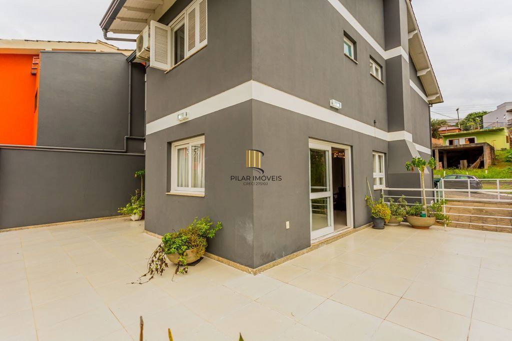 Casa em Condomínio com 3 dormitórios, suíte e 2 vagas cobertas.
