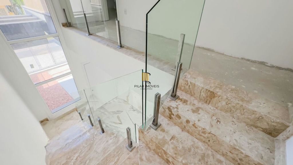 Casa térrea com 3 suítes, lavabo e 2 vagas.