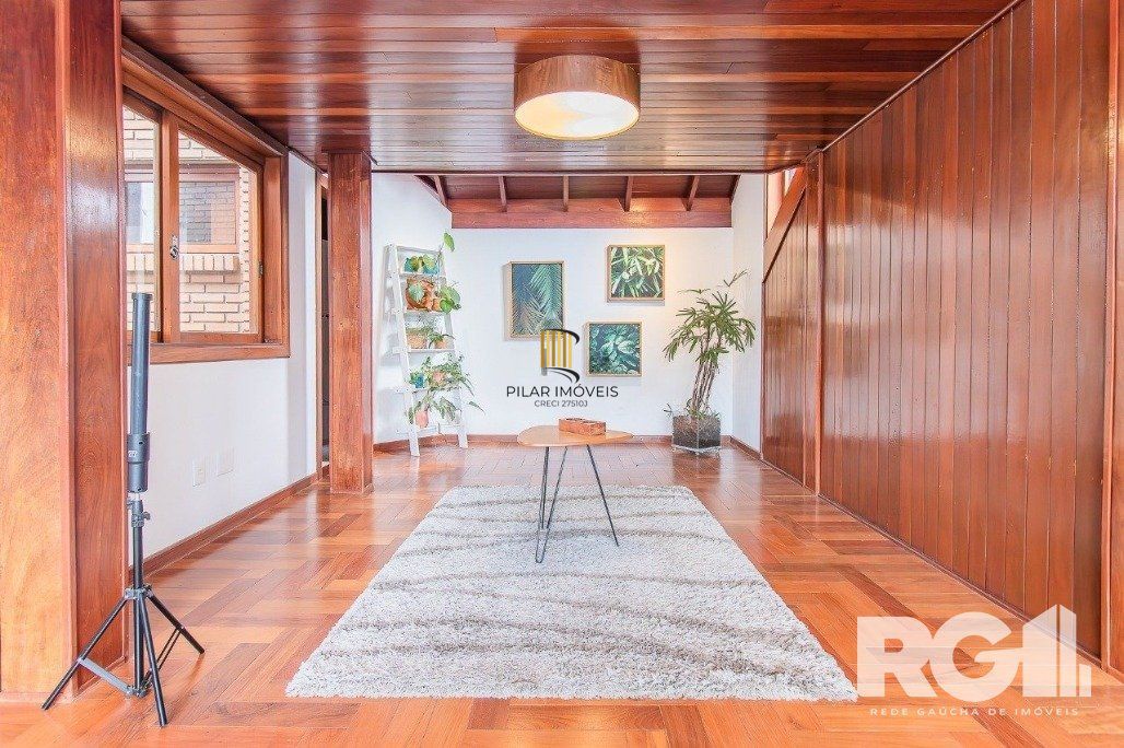 Casa espaçosa com 3 dormitórios, pátio com piscina e 4 vagas