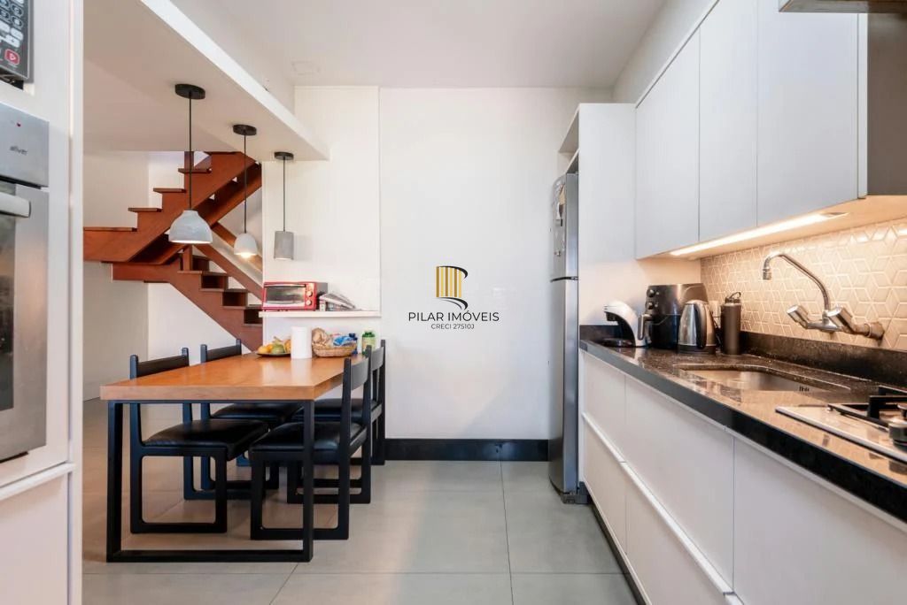 Cobertura com 3 dormitórios, suíte, piscina e churrasqueira.