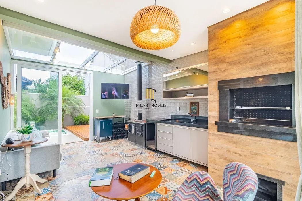 Casa térrea com 3 dormitórios, suíte e 2 vagas.