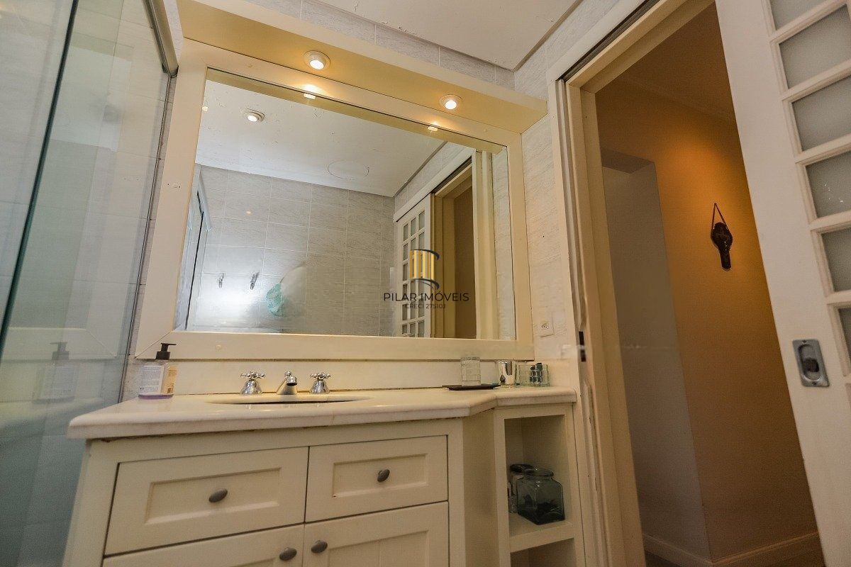 Apartamento com 3 dormitórios, suíte, 2 vagas e varanda com churrasqueira.