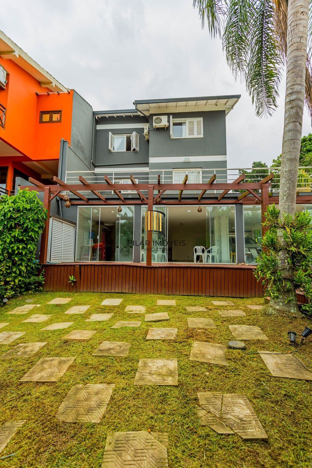 Casa em Condomínio com 3 dormitórios, suíte e 2 vagas cobertas.