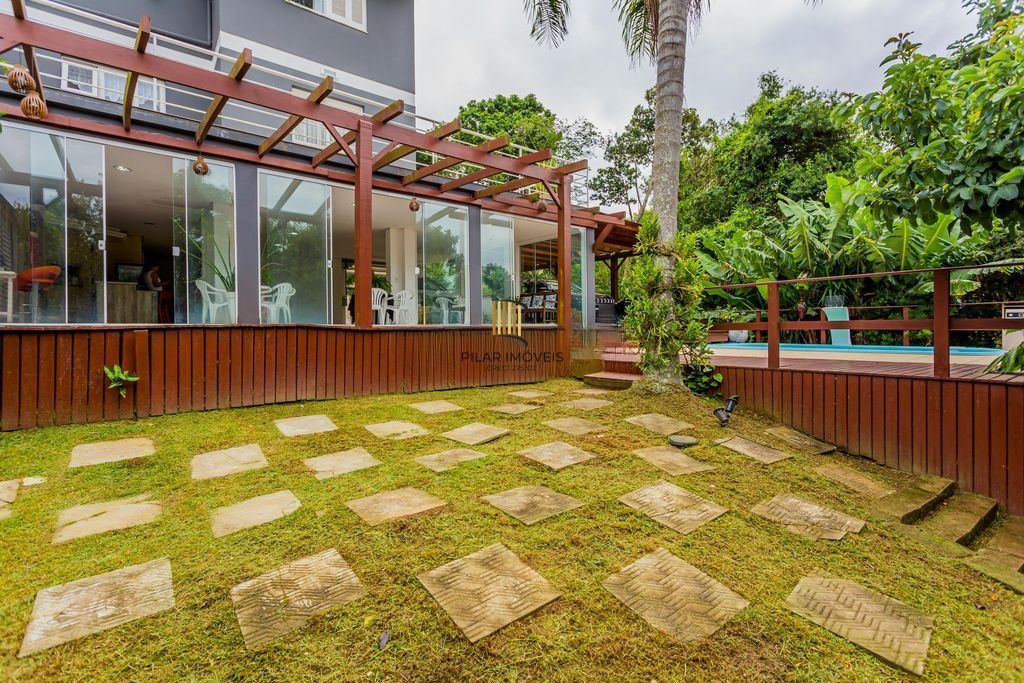 Casa em Condomínio com 3 dormitórios, suíte e 2 vagas cobertas.