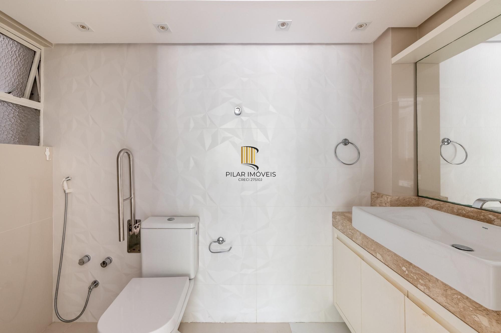 Apartamento 3 dormitórios, suíte, amplo living e vaga coberta.