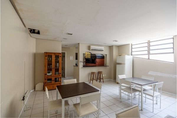 Apartamento reformado 3 dormitórios com vista aberta no Mont Serrat