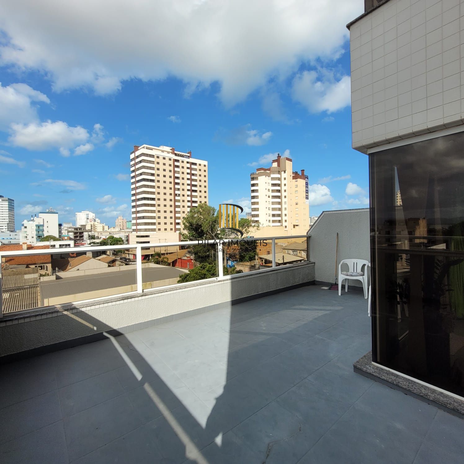 Apartamento com terraço, sacada, churrasqueira, 1 dor no Centro de Tramandaí