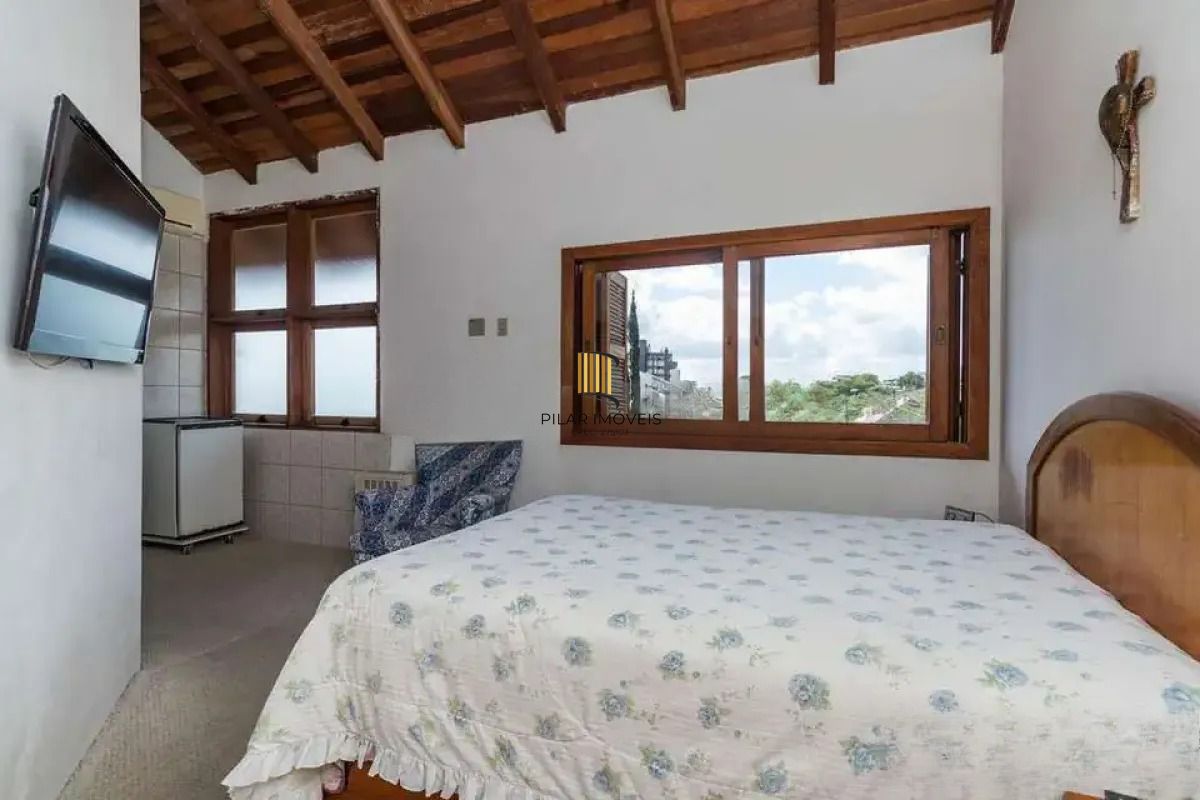 Casa térrea com 5 dormitórios, 2 suítes, 3 vagas.