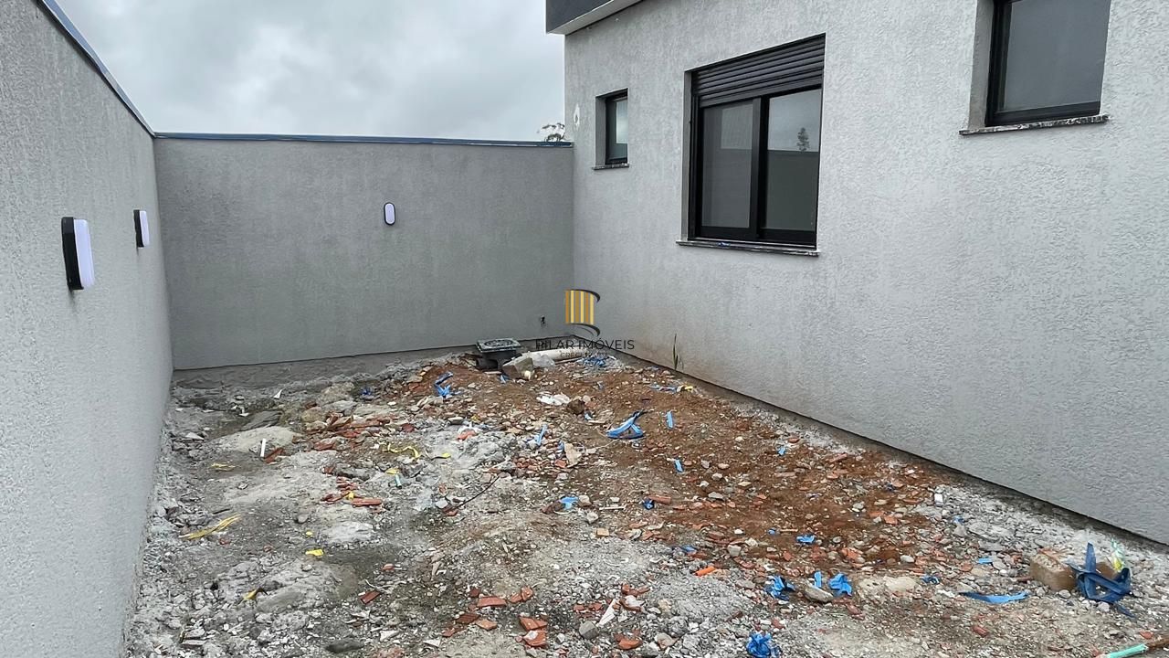 Casa em condomínio com 3 dormitórios, 2 suítes, churrasqueira, lareira e 2 vagas.