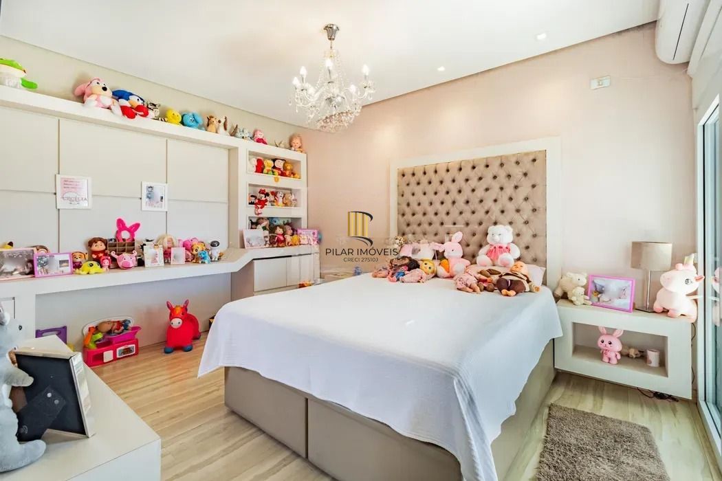 Casa térrea com 3 dormitórios, suíte e 2 vagas.