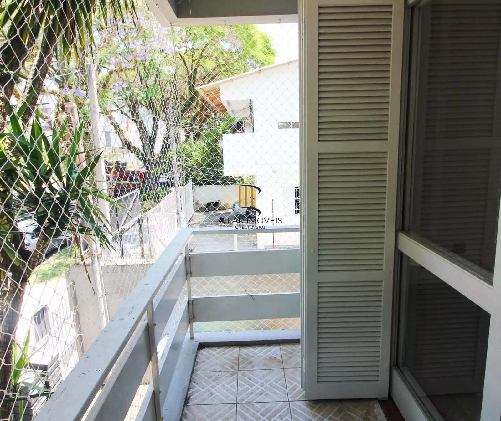 Apartamento com 2 dormitórios, banheiro auxiliar e 2 vagas cobertas.
