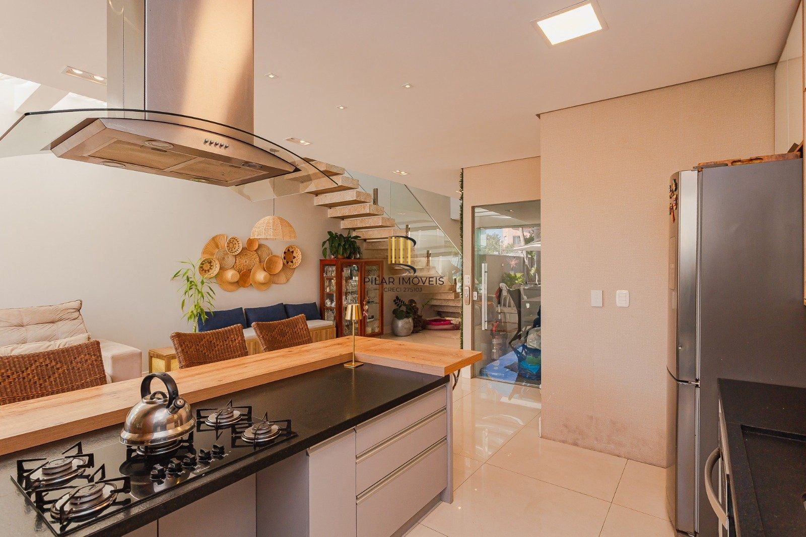 Casa de alto padrão com elevador e piscina acessível em condomínio no Passo das Pedras